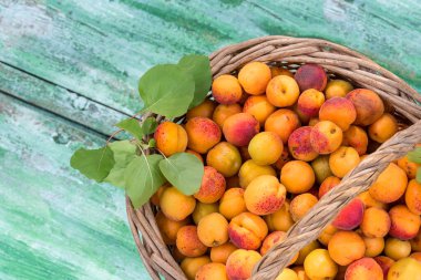 Üstten Görünüm kayısı eski ahşap arka plan ile sepet