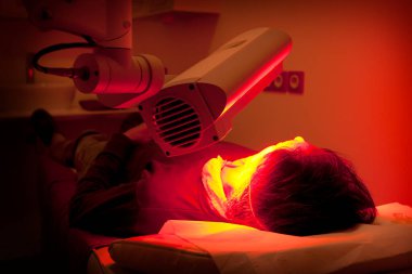 In an aesthetic practice, preparation of the skin in the sun with therapy using cold lights (or LEDs).