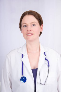 Kadın doktor gülümseyen portre