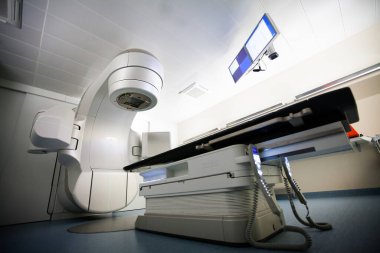 Device for radiotherapeutic treatment allowing stereotaxic radiotherapy and monitoring of the tumor during irradiation.