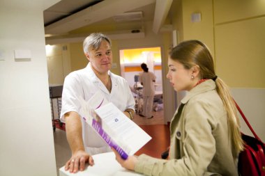 Un mdecin accueil une patiente au service de chirurgie ambulatoire. 