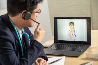 Doctor in tele-expertise with another doctor for advice on the follow-up of a patient