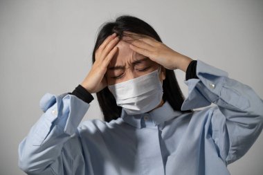 Koruyucu maske takan genç bir kadın