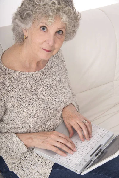 Senior Vrouw Met Laptop — Stockfoto