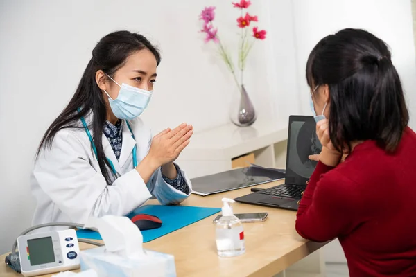 Doctor Announcing Unfavorable Diagnosis His Patient — Stockfoto