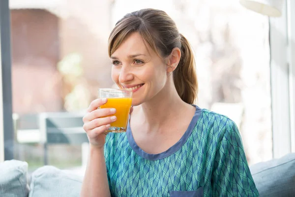 女人喝鲜榨果汁 — 图库照片