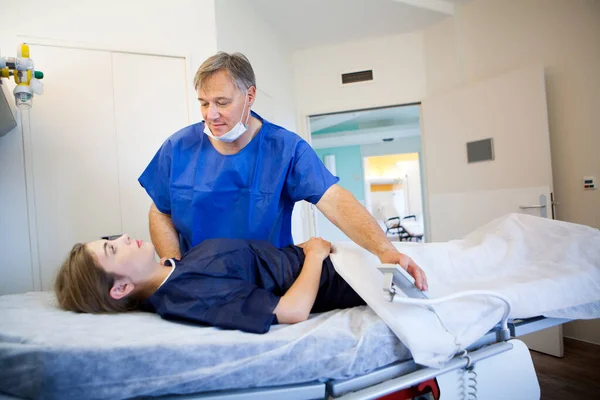 Ambulancier Emne Une Patiente Bloc Opratoire — Stock Photo, Image