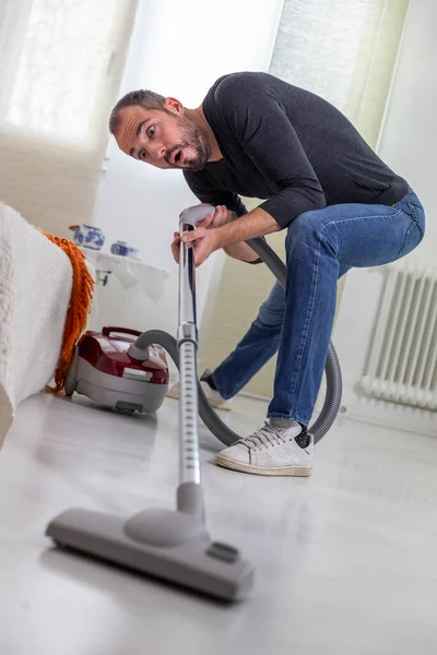 Man Vacuuming Home — Stockfoto