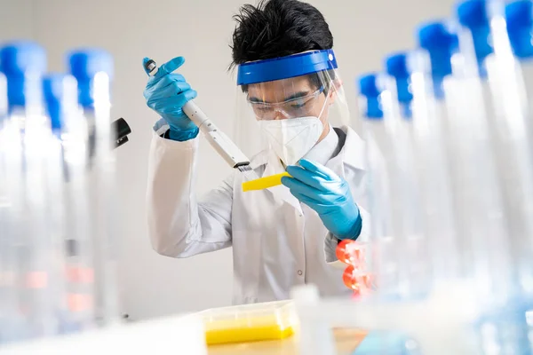 Laboratory Assistant Conducting Experiments Laboratory Research — Stock Photo, Image