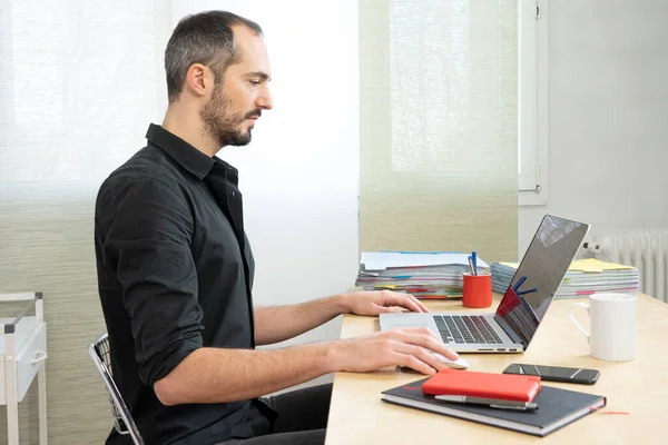 Man Sitting Upright His Desk — Stock Photo, Image