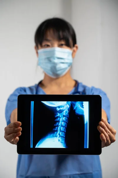 Female Doctor Holding Screen Ray Cervical Vertebrae — Foto de Stock