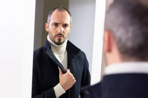 Man Looking Himself Mirror Self Confidence — Stok fotoğraf