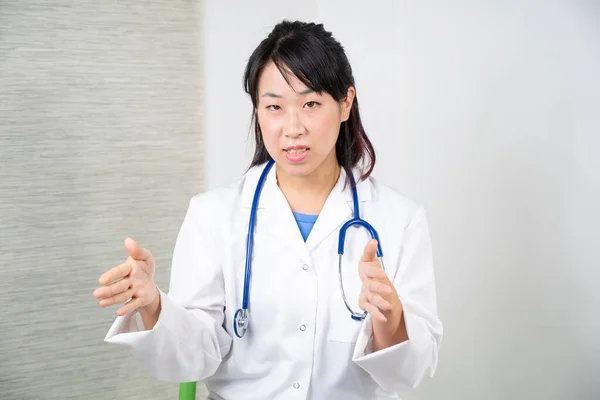 Asian Female Doctor Consultation — Zdjęcie stockowe