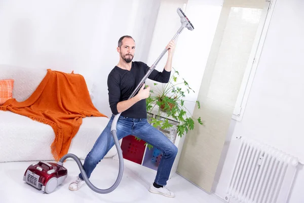 Man Pretending Guitarist Vacuum Cleaner — Stockfoto