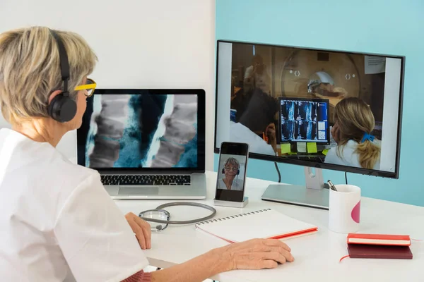 Teleconsultation Two Doctors Medical Images Spine One Screens Team Scanner — Stockfoto