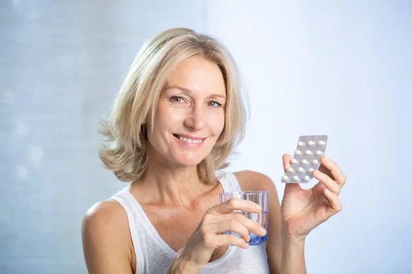 Menopausal Woman Using Hrt — Stock Photo, Image