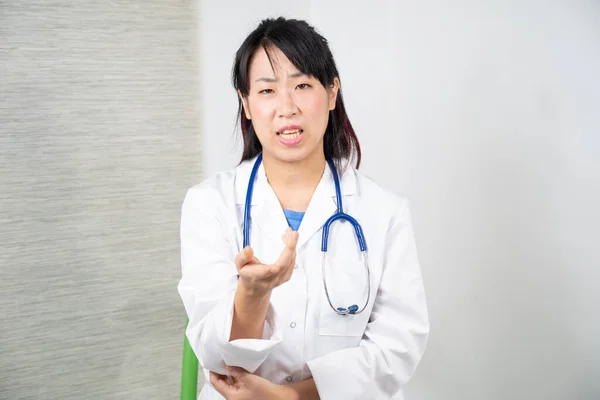 Asian Female Doctor Consultation — Stockfoto