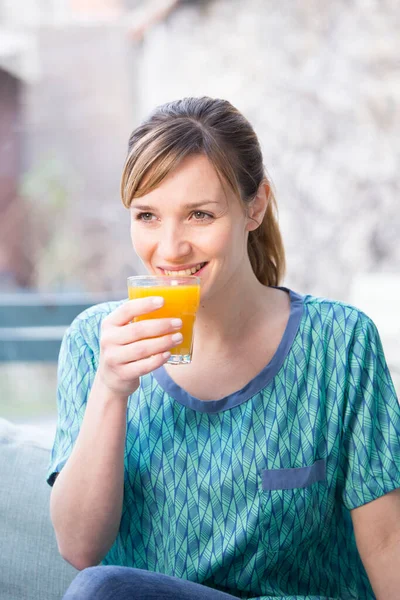 Mujer Bebiendo Jugo Fruta Fresca —  Fotos de Stock