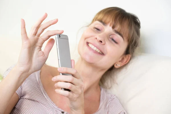 Woman Worshiping Her Smartphone Dependency Addiction Behavior — Stockfoto