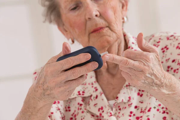 Senior Kvinna Som Kontrollerar Hennes Blod Glukos Nivå — Stockfoto