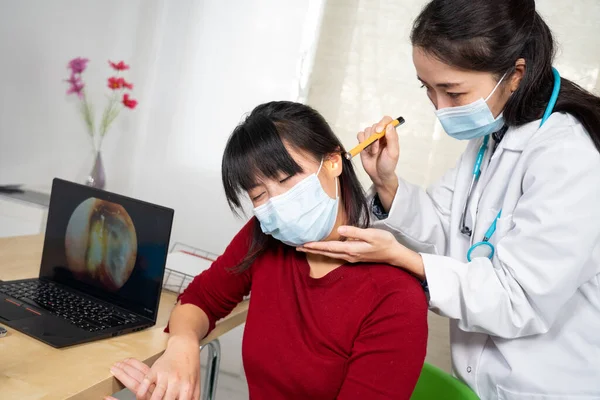 Ent Consultation Purulent Otitis Screen — Stock Photo, Image