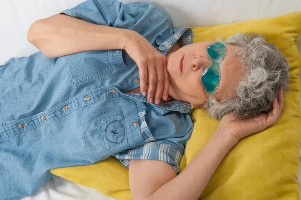 Woman Wearing Cooling Mask — Stok fotoğraf