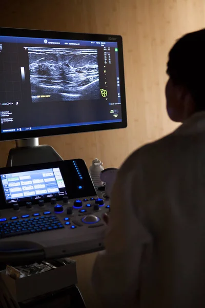 Doctor Radiologist Performs Breast Ultrasound Showing Presence Cysts — Stock Fotó