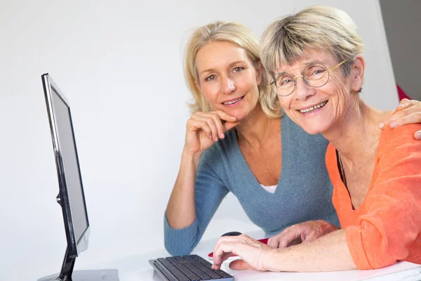 Woman Her Fifties Helping Elderly Woman Use Computer — Foto Stock