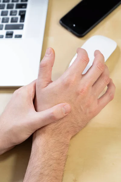 Close Man Hand Experiencing Pain Due Prolonged Use Mouse — Stok fotoğraf