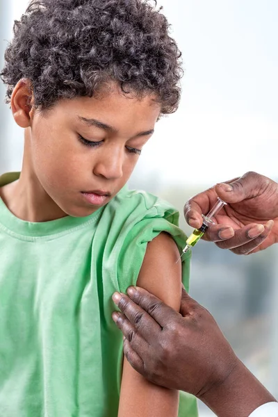 Μικρό Αγόρι Που Κοιτάζει Χέρι Του Ενώ Λαμβάνει Εμβόλιο — Φωτογραφία Αρχείου