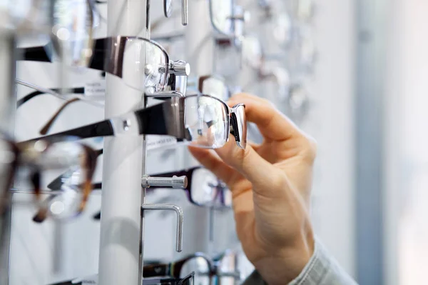 Woman Choosing Glasses Optician — Stockfoto