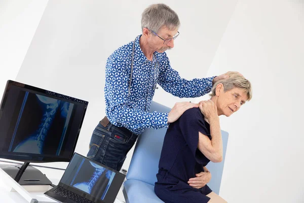 Woman Consulting Doctor Pain Her Neck — Stockfoto