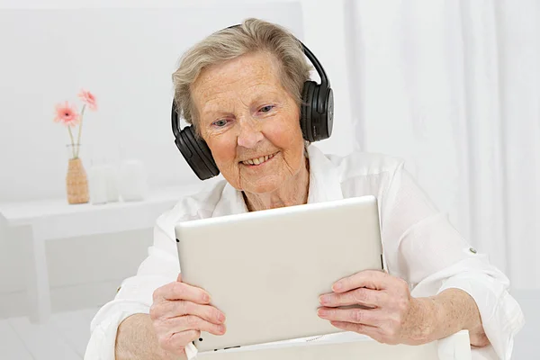 Starszy Kobieta Przy Użyciu Komputera Typu Tablet — Zdjęcie stockowe
