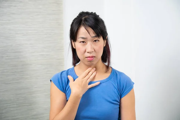 Asian Woman Having Sore Throat — Zdjęcie stockowe