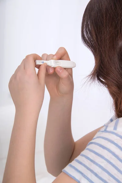 Κορίτσι Κοιτάζοντας Τεστ Εγκυμοσύνης — Φωτογραφία Αρχείου