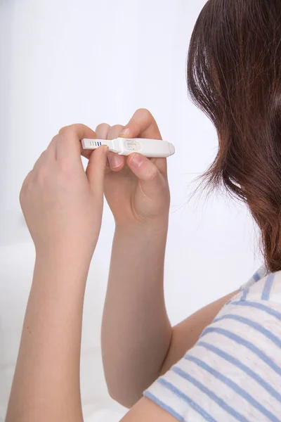 Meisje Kijkend Naar Zwangerschapstest — Stockfoto