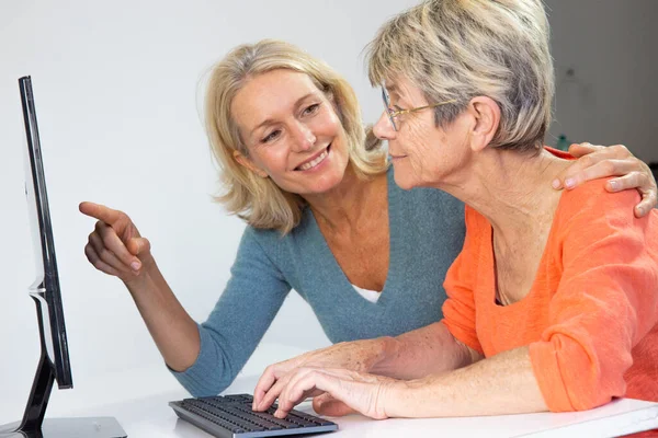 Woman Her Fifties Helping Elderly Woman Use Computer — Stock Photo, Image