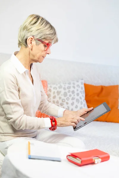 Elderly Woman Using Tablet — Stock Photo, Image
