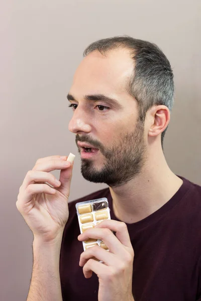 Man Taking Nicotine Chewing Gum — Foto Stock