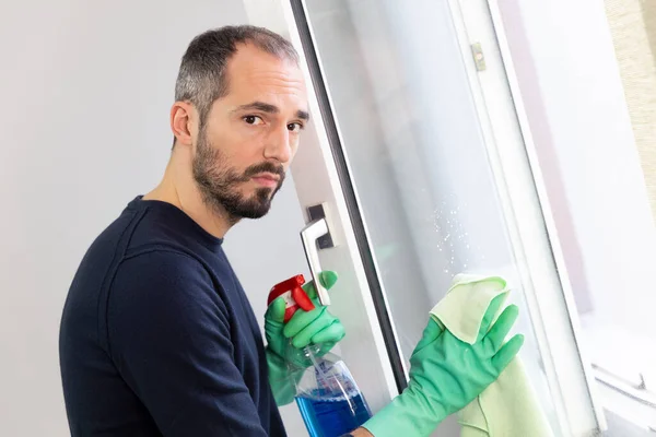 Man Cleaning Window — Fotografia de Stock
