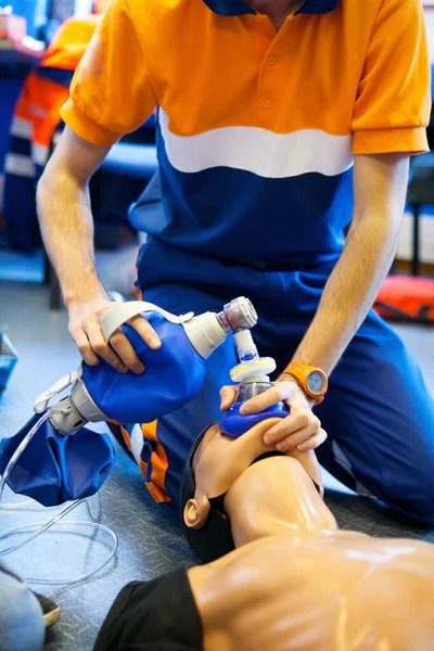 Use Manual Resuscitator Bag First Aid Training — 图库照片