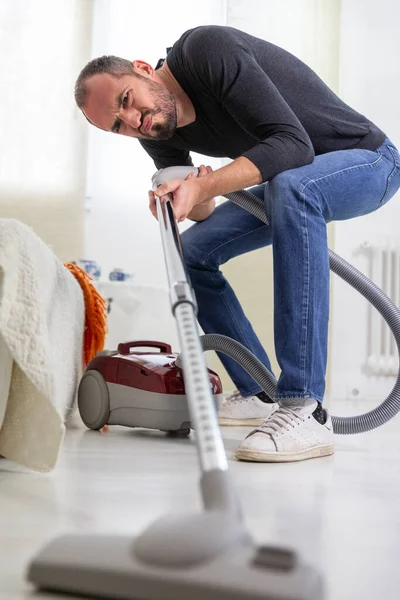 Man Vacuuming Home — Stockfoto