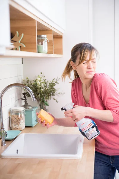 Woman Using Conventional Cleaning Product — Zdjęcie stockowe