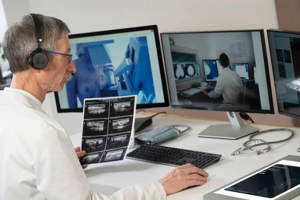 Γυναικολόγος Κατά Διάρκεια Βιντεοσκόπησης Συνάδελφο Ακτινολόγο Για Εξετάσεις Στήθους Ασθενούς — Φωτογραφία Αρχείου