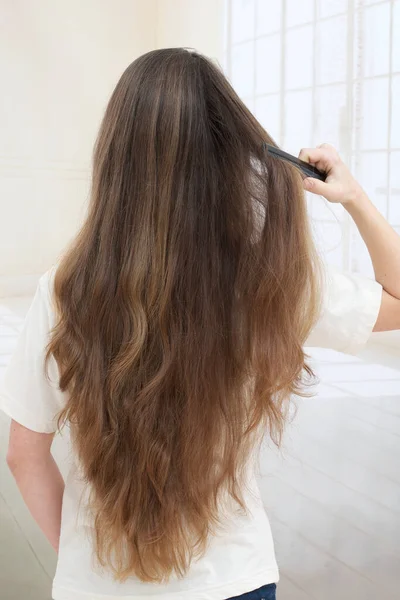Jeune Femme Peigner Les Cheveux — Photo