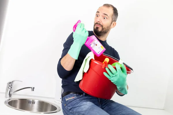 Man Cleaning Products — Stockfoto