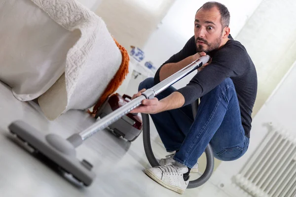 Man Vacuuming Home — Fotografia de Stock