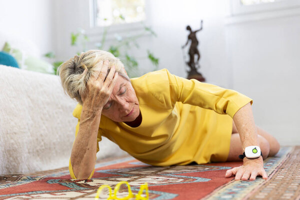 Пожилая женщина упала на пол.