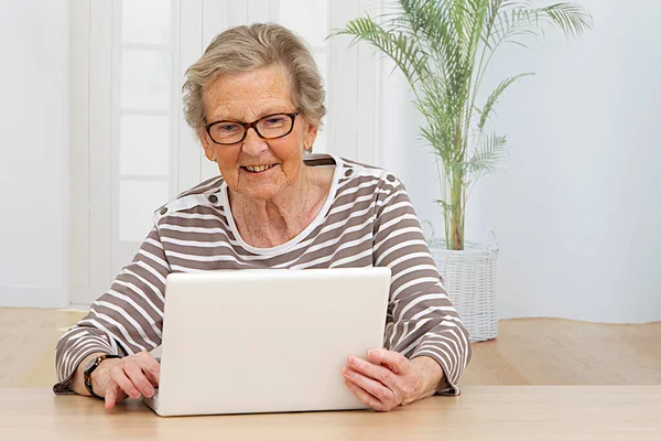 Starší Žena Pomocí Přenosného Počítače — Stock fotografie