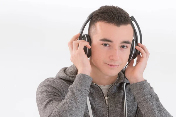 Ung Man Lyssnar Musik Med Hörlurar — Stockfoto